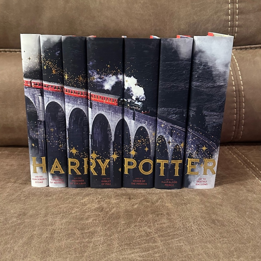 Harry Potter Juniper Books Hogwarts Express Set with Trunk - Picture 3 of 12
